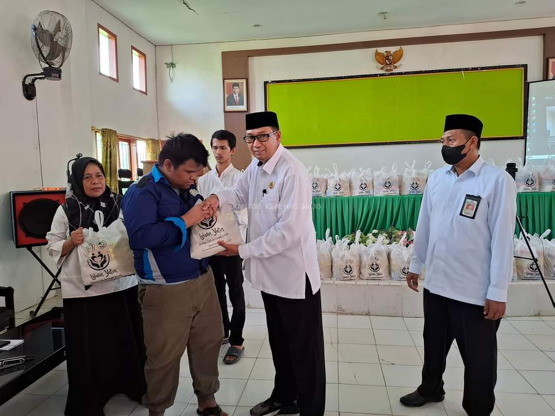 Lebaran Anak Yatim, Kemenag Wajo Salurkan Ratusan Paket Sembako