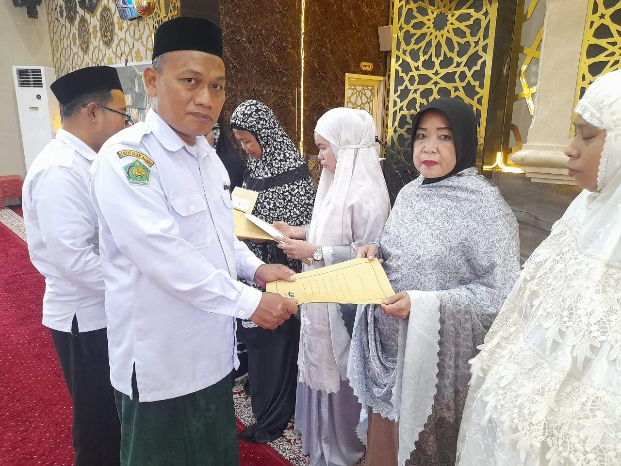 Gelar Safari Shalat Dhuhur Berjamaah, KUA Belawa Serahkan Sertifikat Halal Gratis