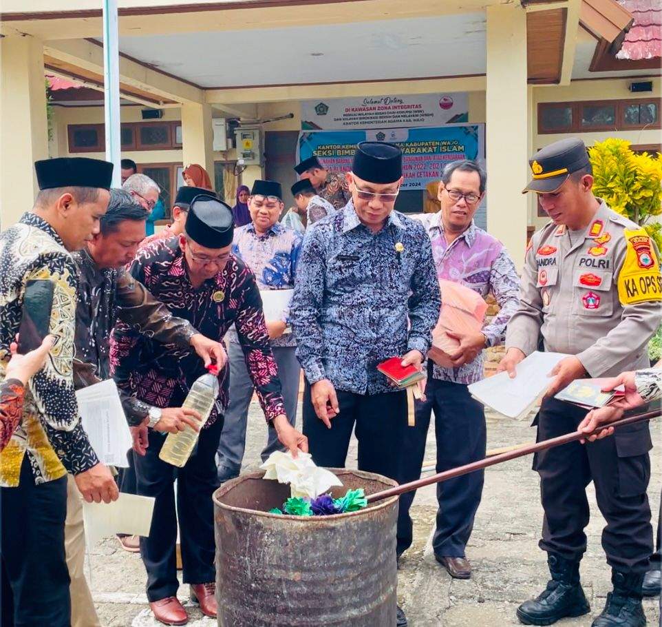 Kantor Kemenag Wajo Musnahkan Ribuan Buku Nikah dan Duplikat Nikah