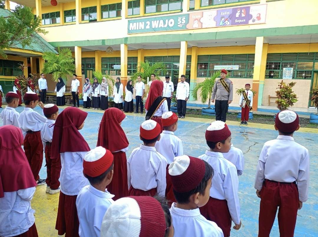 Bhabinkamtibmas Desa Bottotengnga Jadi Pembina Upacara Bendera di MIN 2 Wajo, Sampaikan Pentingnya Sikap Disiplin