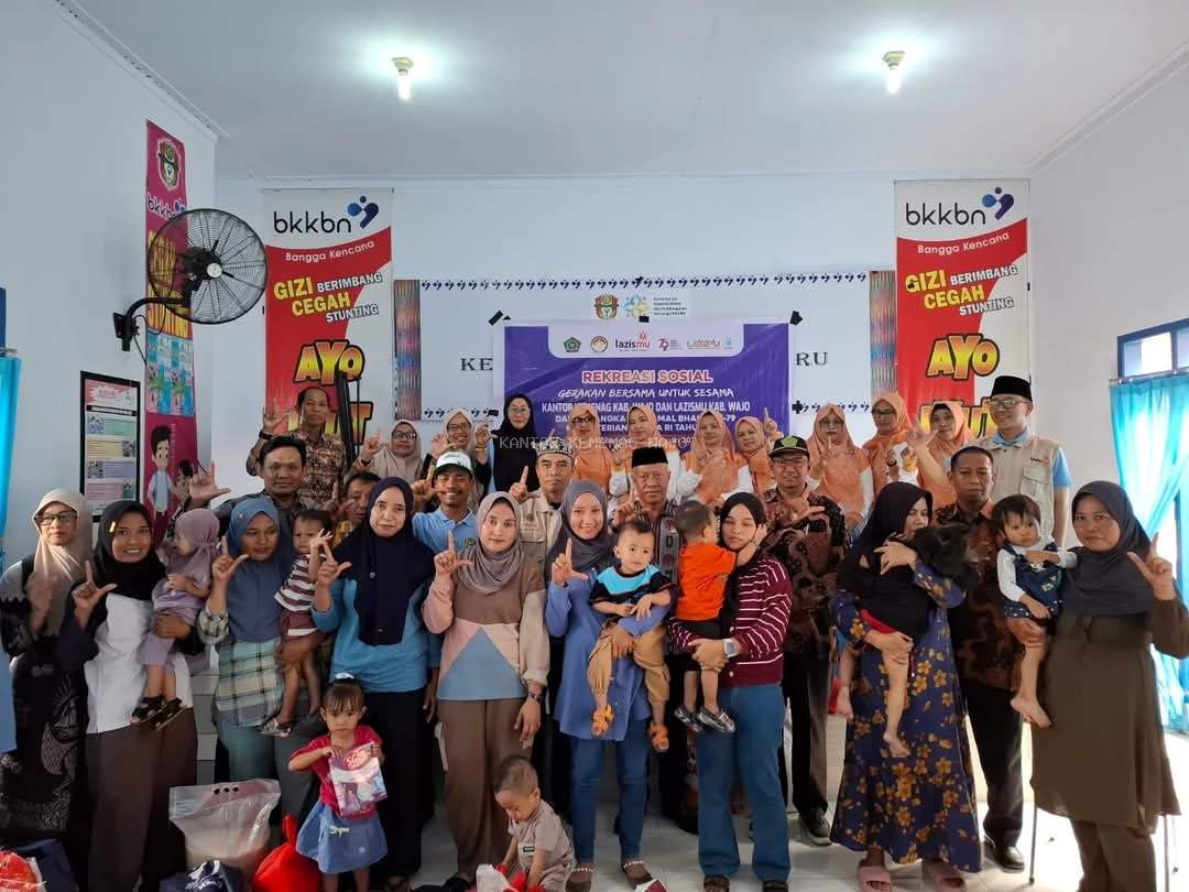 Kemenag Wajo Bersama DWP dan Lazismu Serahkan Bantuan kepada Korban Banjir dan Anak Stunting