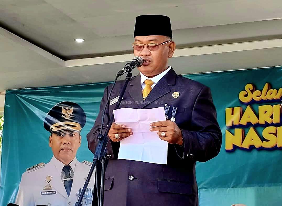 Kakan Kemenag Wajo Pimpin Doa dalam Upacara Hardiknas Tingkat Kabupaten