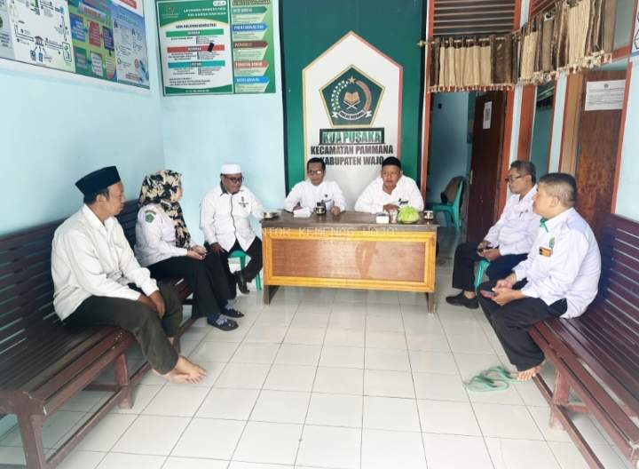 Tingkatkan Pelayanan, Kepala KUA Pammana Lakukan Briefing