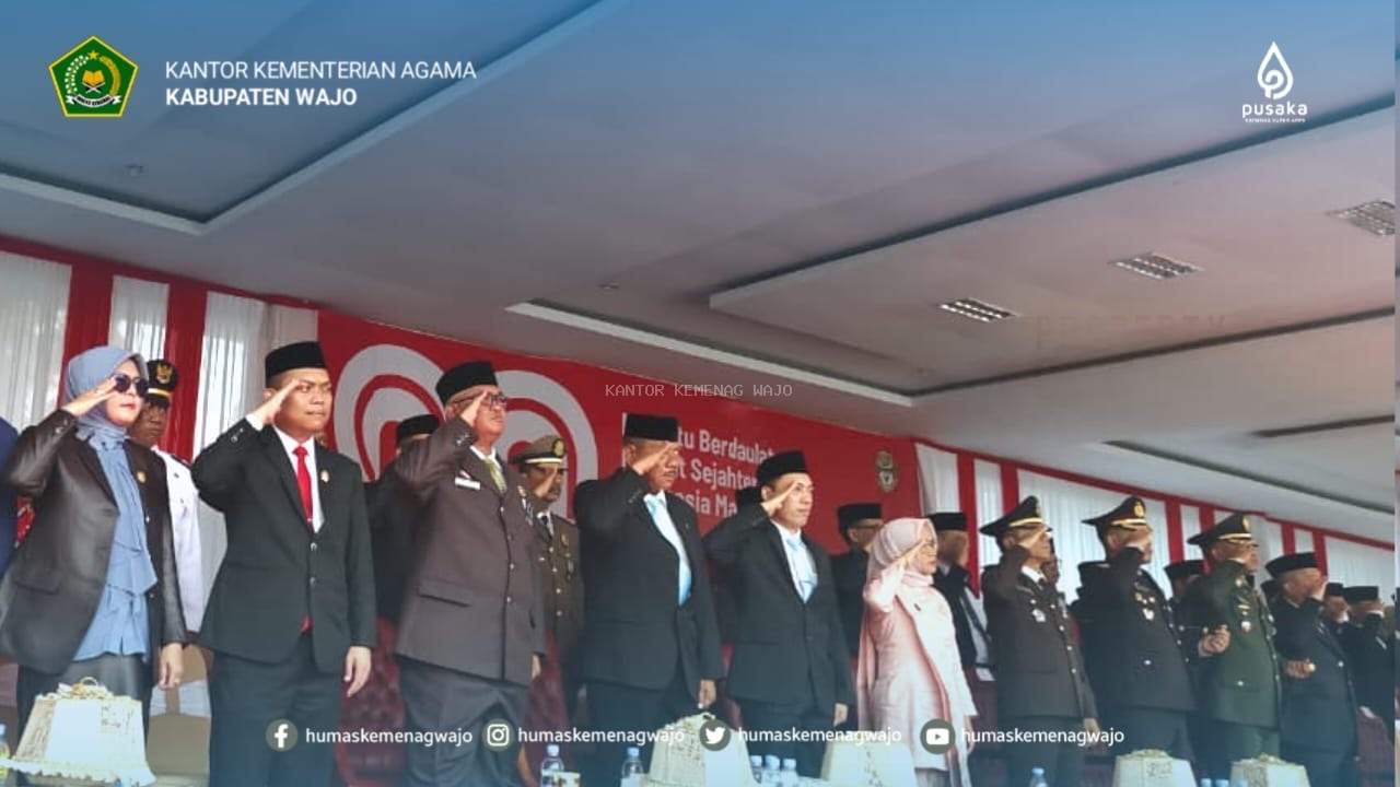 Kakan Kemenag Wajo Hadiri Upacara Penurunan Bendera HUT ke-80 RI di Lapangan Merdeka Sengkang