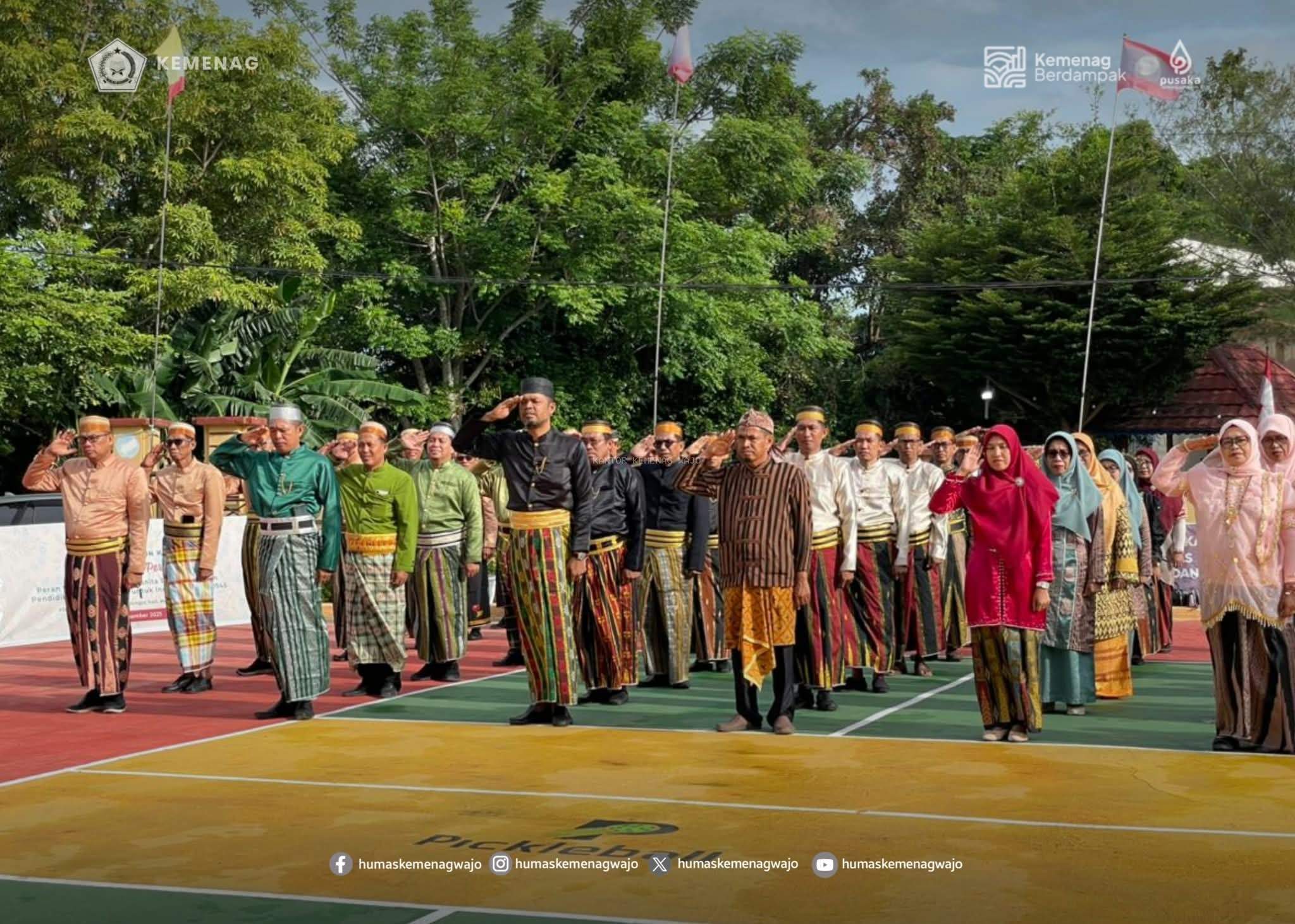 Di Balik Pakaian Adat Bugis, Guru Didorong Jadi Penguat Akhlak dan Karakter Bangsa