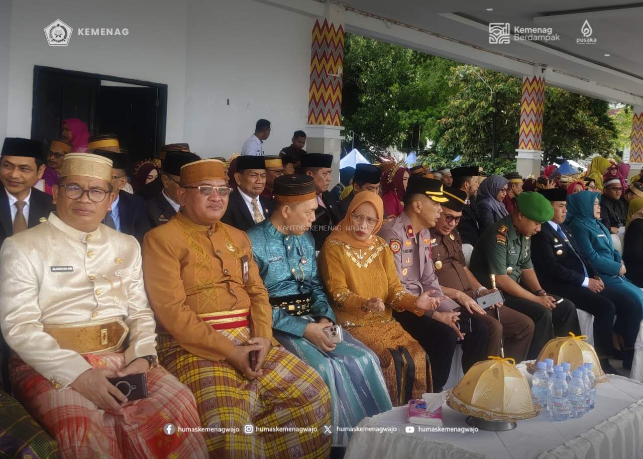 Wajo Peringati HGN, KaKan Kemenag Wajo Tampil Anggun Berbusana Adat