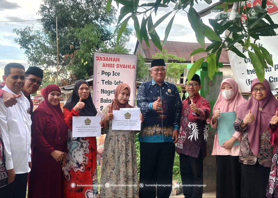 Majelis Taklim Sabbangparu Terima Bantuan Ekonomi Umat dari UPZ Kemenag Wajo