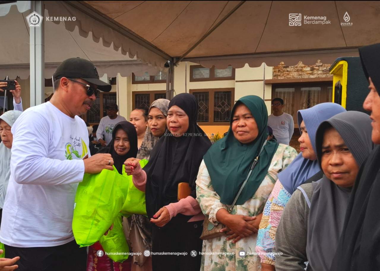 Kemenag Wajo Hadir untuk Umat, Puluhan Mustahik di Wajo Terima Bantuan Sembako