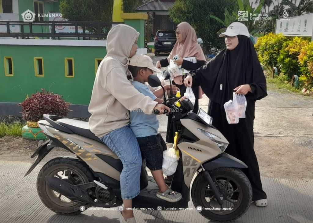 Satu Takjil, Sejuta Berkah: Aksi Nyata KUA Belawa Eratkan Silaturahmi di Bulan Suci