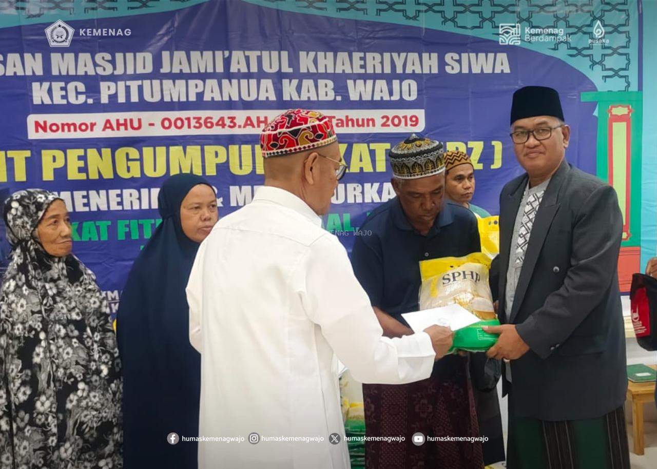 Tiba di Siwa, Aksi Kakan Kemenag Wajo Saat Penyaluran Zakat Jadi Sorotan