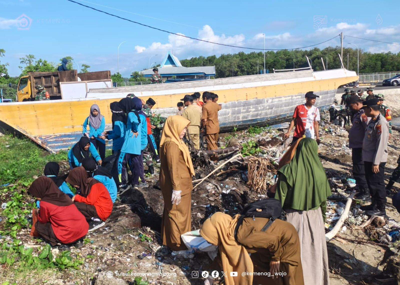 Bukan Belajar di Kelas, Puluhan Siswa MTsN Wajo Justru Turun ke Pantai