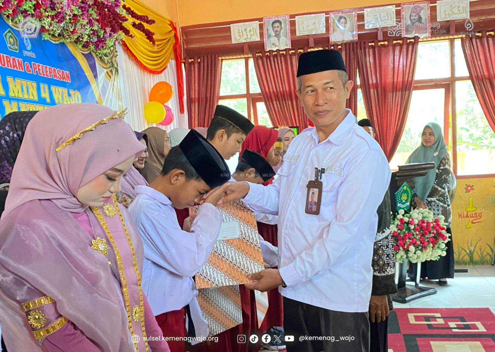 Tangis dan Senyum Warnai Pelepasan Siswa MIN 4 Wajo