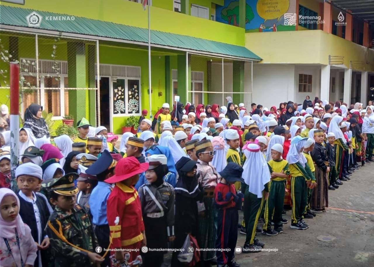 Pawai Budaya Porseka MIN 1 Wajo Semarak, Ratusan Siswa Tampilkan Pesona Nusantara